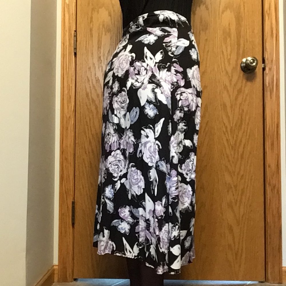 Croft & Barrow - Purple, blue & white floral skirt with black background - Picture 3 of 9